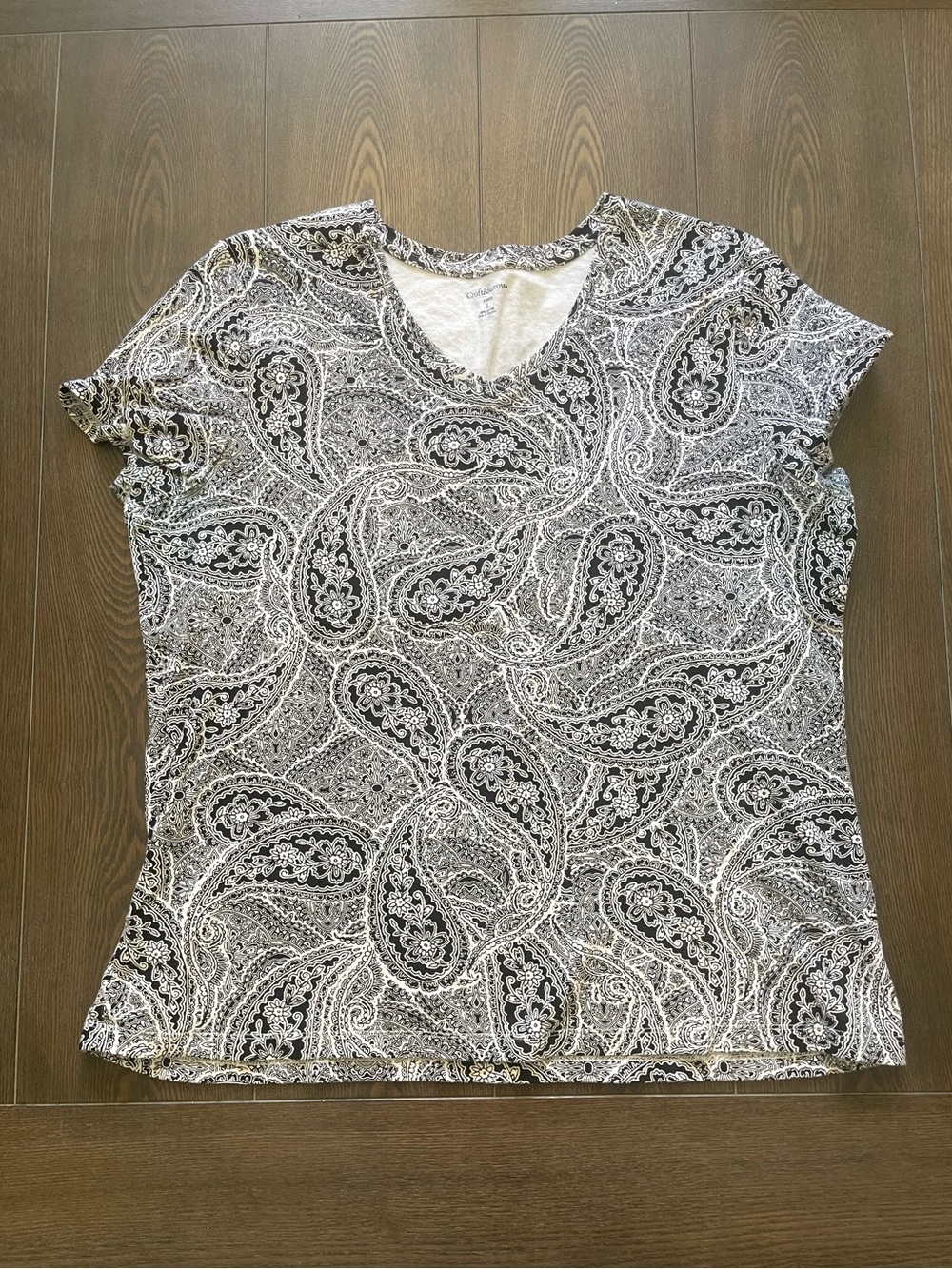Croft & Barrow Black and White Paisley V-Neck Tee. Size L. Excellent Condition